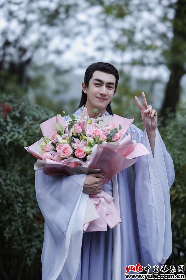 林更新新剧《与凤行》达成 去向神君不舍泪洒片场