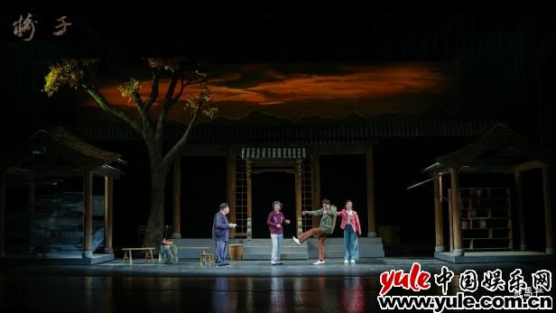 将作品细节拉满,脱口秀演员小北乐成跨界演绎话剧《椅子》