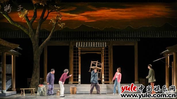 将作品细节拉满,脱口秀演员小北乐成跨界演绎话剧《椅子》