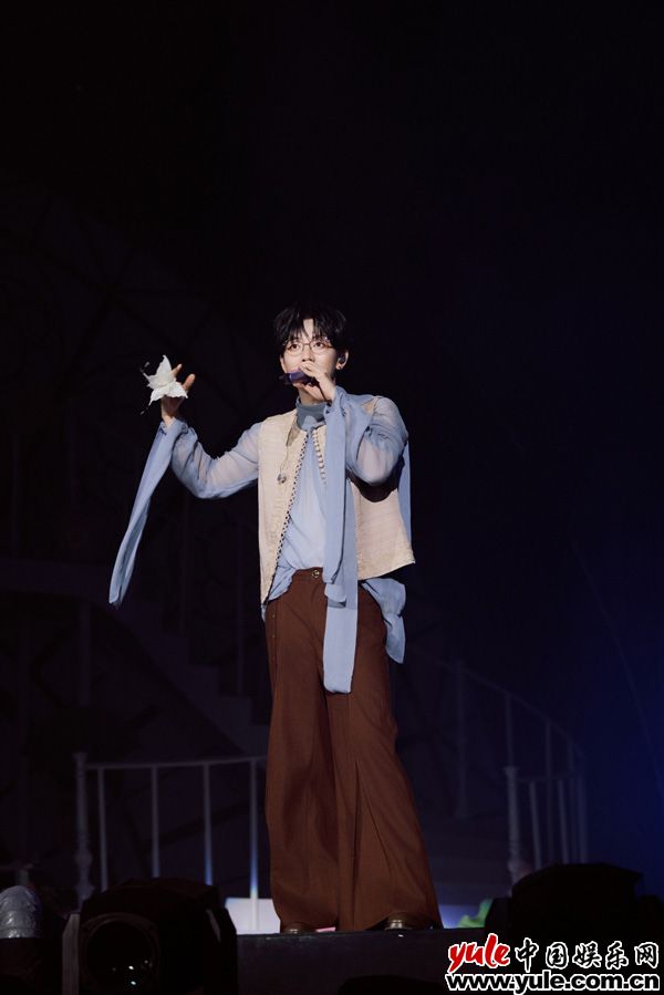 胡夏“那些年”巡演济南站唱《雨蝶》