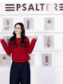 周雨彤亮相PSALTER诗篇20周年快闪，演绎智趣暖冬！