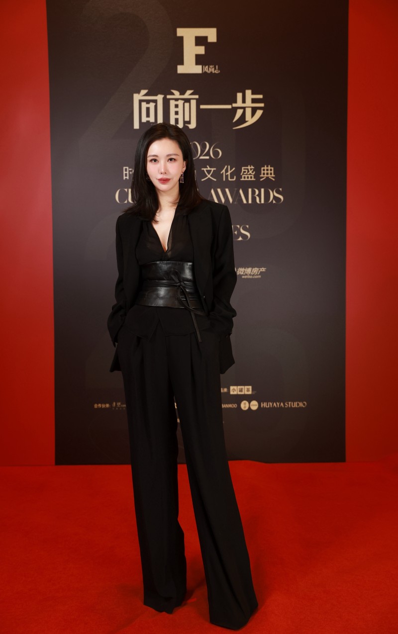 美到发光！田朴珺西装杀绝了，气场足斩获风尚创业奖