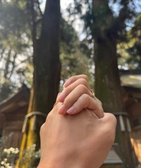  内田有纪与柏原崇正式官宣结婚！晒牵手照：如今化作了“家人”这一形式